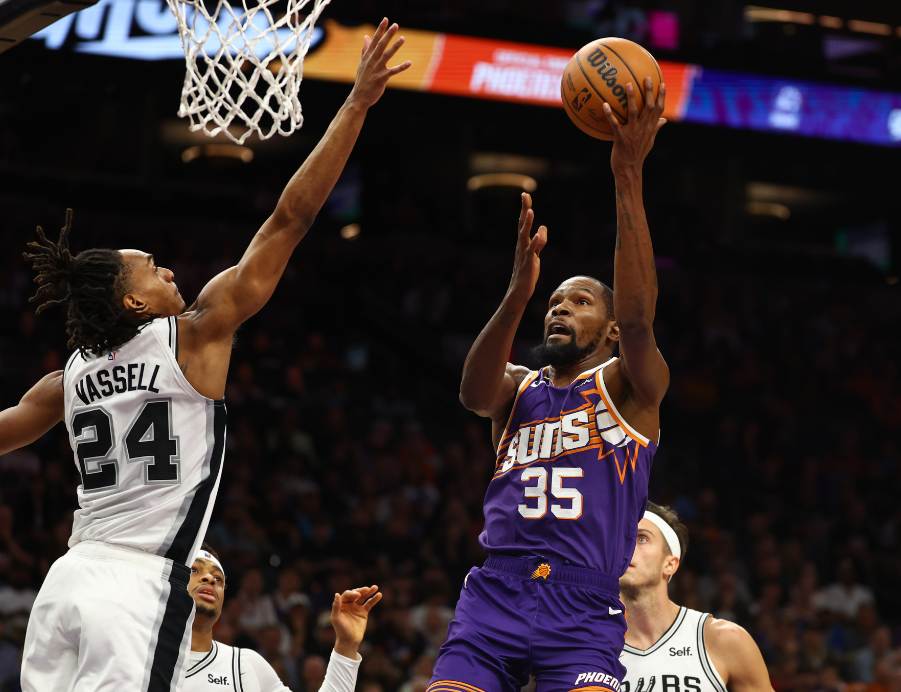 Suns Kevin Durant making a layup